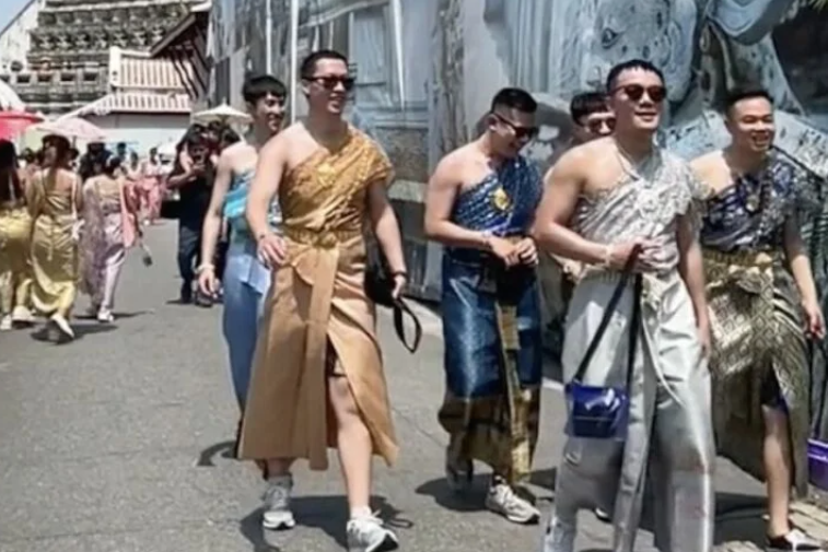 Lagi Tren di Thailand: Turis Pria Banyak Kenakan Baju Wanita